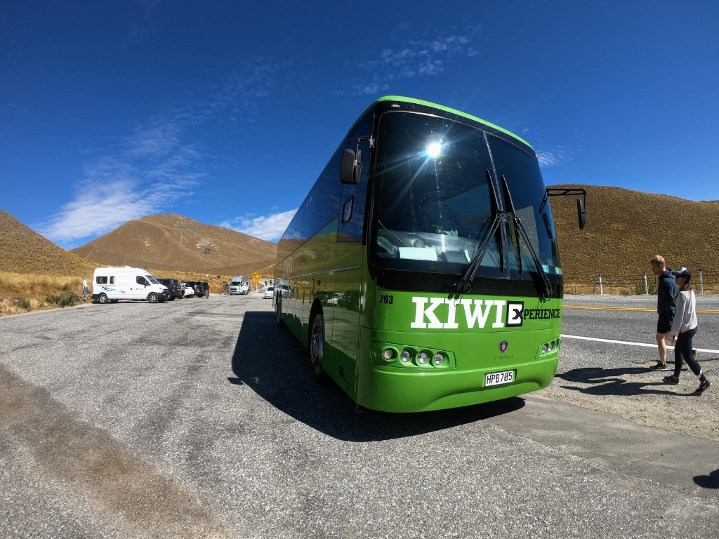 kiwi experience bus in new zealand